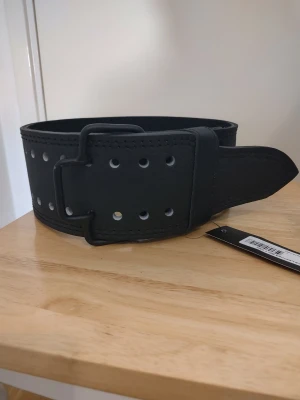 MM SPORTS Leather belt PRO - MM Sports Träningsbälte i nyskick.                               Strlk : M längd: 78 - 105,5 cm.                                        Material: 100% Läder                                                          Säljs pga fel storlek  Prislapp kvar                                       Ord. pris: 499:-