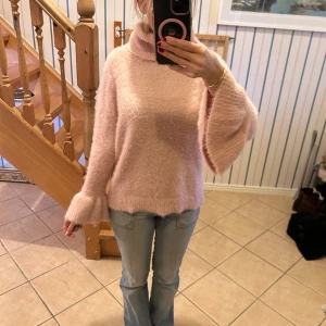 Ljusrosa fluffig polotröja - Supermysig ljusrosa polotröja💕pris kan diskuteras