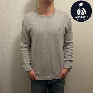 Ralph Lauren tröja  - Tja. Säljer denna Ralph Lauren tröja i storlek M. Fint skick förutom ett minihål som är lagat (kolla sista bild), bortsett från det är den i toppskick. Tveka inte på att ställa frågor! 🙌