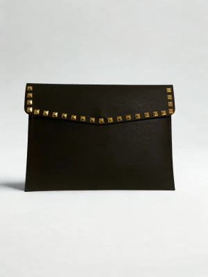 Datorfodral med guld nitar i läderimitation ⚜️ - Endast 199 kr ordinarie pris 249kr! Datorfodralet är handgjort och egendesignat och tillverkat i veganskt läder i ett vattentätt och skyddande material för att ge din dator ett säkert skydd mot stötar och fukt. 😇 Perfekt present att ge någon du tycker om, eller unna dig själv! Mått 34,5 x 25 cm och passar svarta HP Chromebook och andra datorer i liknande storlek. (Alla beställningar skickas från 19 dec, då vi är bortresta.). 💘