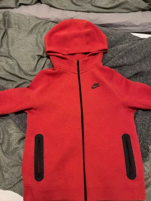 Nike tech fleece röd - Knappt använd, 2-3 gånger