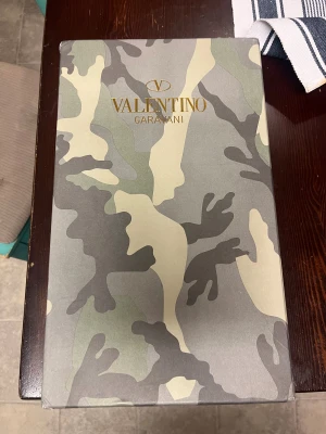 Valentino rockrunners - Säljer nu mina helt nya valentino rockrunners då dom var för små för mig. Skorna är aldrig använda och är i helt ny skick, dom är perfekta nu för lite kallare tider och en clean sneaker. Dom är k storlek 46 men extremt små i storleken (dom passa inte mig och jag har 44) priset är ej hugget i sten så det är bara att höra av sig vid minsta fundering.