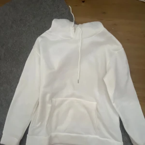 Hoodie - Vit hoodie med huva och ficka. Storlek M. Från shein, endast använd 2 gånger 