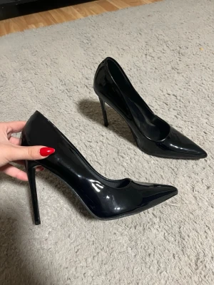 Svarta lackpumps med spetsig tå - Säljer dessa då dem är för stora 