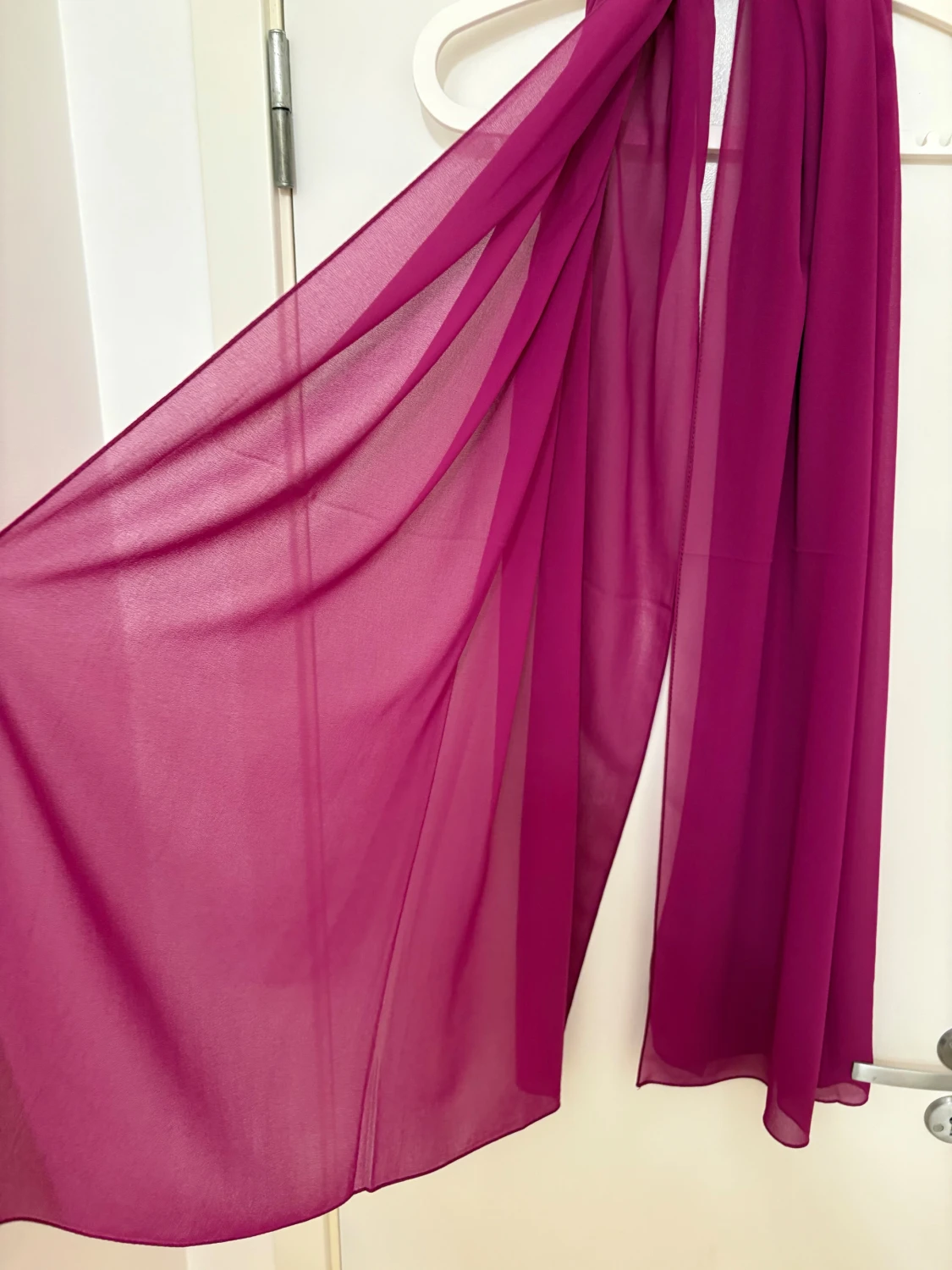 Lång ceriserosa klänning med drapering + en matchande scarf - 5