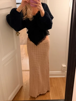 Rosa lång stickad kjol - Säljer en rosa långkjol med stickat mönster, kjolen är från Zara. Perfekt att styla med chunky boots eller sneakers för en chill look.