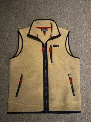 Beige fleeceväst Patagonia| M - Fin väst 9/10 skick använd fåtal gånger skriv för mer bilder 