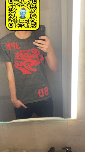 Superdry T-shirt - Säljer nu denna as feta Superdry T-shirten som är knappt använd och extrem bra skick, den är i storlek S och väldigt eftertraktad så först till kvarn! Hör av er vid minsta fundering!😃