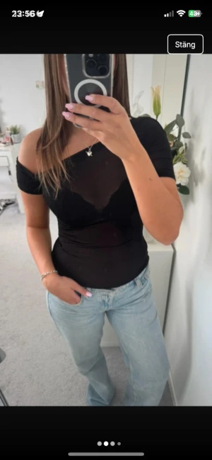 Zara off shoulder topp - Säljer denna snygga off shoulder topp genomskinlig från Zara💞så sjukt efterfrågad och helt slutsåld fick jag äntligen tag på den! Har används få gånger på vissa fester men som ny! Sjukt snygg o ha som outfit o exklusivt 