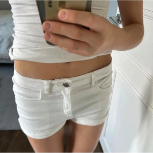 jeansshorts  - så fina och perfekta när de är sommar de är knappt använda 👙🐚🏝️storlek 32 men passar mig med s midjemåttet är 38cm rakt över 
