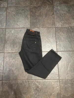 Dondup George 30/32 - Nu säljer vi ett par eftertraktade dondup jeans! Modellen är George i ett otroligt bra skick! 🌟Hör gärna av dig!🤩