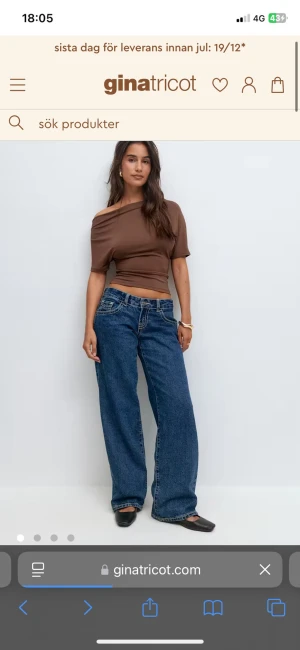 Ultra low wide jeans från Gina Tricot - Säljer ett par blå ultra low wide jeans från Gina Tricot som är slutsålda överallt i denna storlek! Jeansen är helt oanvända och har bara provats på! Priset kan diskuteras vid snabb affär!