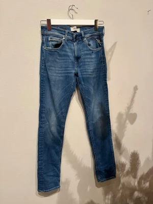 Replay jeans  - Replay HyperFlex jeans i storlek W28 L32. Slimfit 