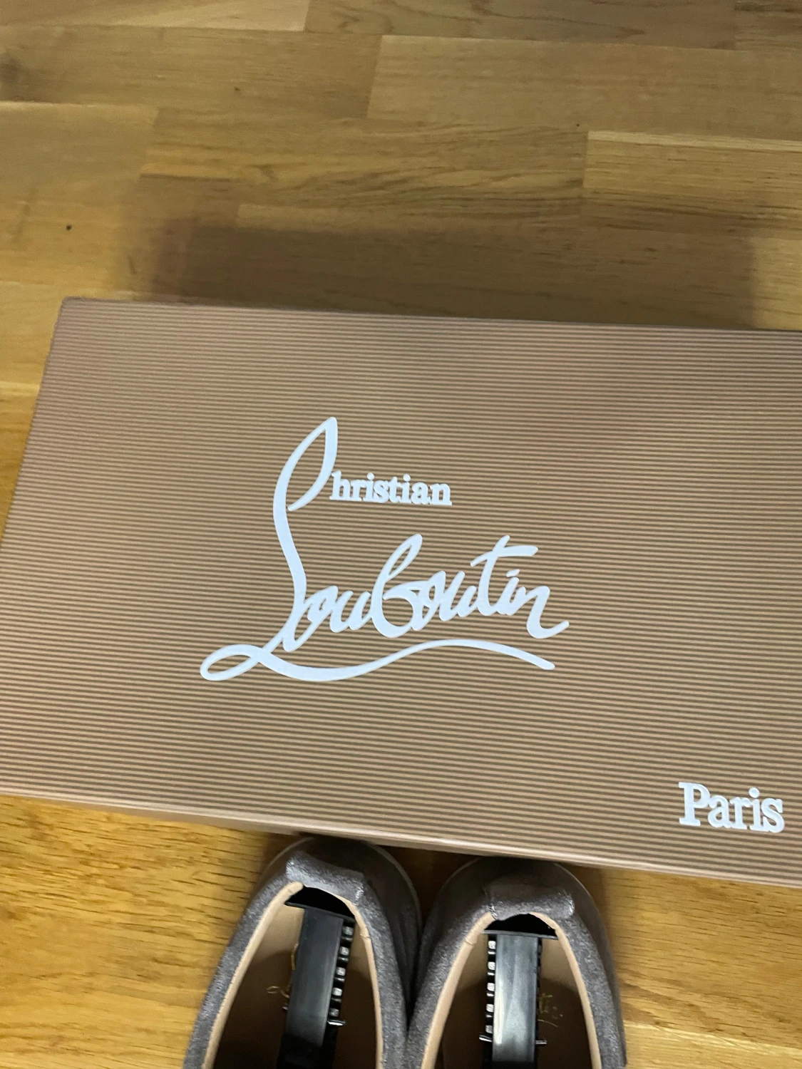 Christian Louboutin Gråa - Kan köpas 12 December! - 2