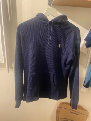 Ralph Lauren hoodie - Tja säljer denna skit snygga Ralph lauren hoodie i stolrek XS, bra skick, passar dig som är runt 165 bäst 