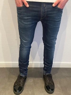 Replay Jondrill Jeans  - Replay Jondrill Jeans herr| storlek: W34 L32| pris: 499 kr| skick:10/10| hör av dig vid Minsta lilla fundering eller fråga|