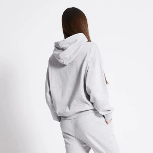 Ljusgrå hoodie - Säljer en ljusgrå oversized hoodie med huva och snörning. Tröjan har en avslappnad passform och ribbade muddar. Säljer också en likadan fast i mörkblått!