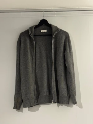 Grå Kashmir cardigan från Soft Goat - Tjena säljer en sjukt snygg och stilren cardigan tröja ifrån Soft Goat i storlek S , materialet är kashmir, lite tunna i armbågarna men inget som märks, hör av er vid fler frågor eller funderingar.mvh
