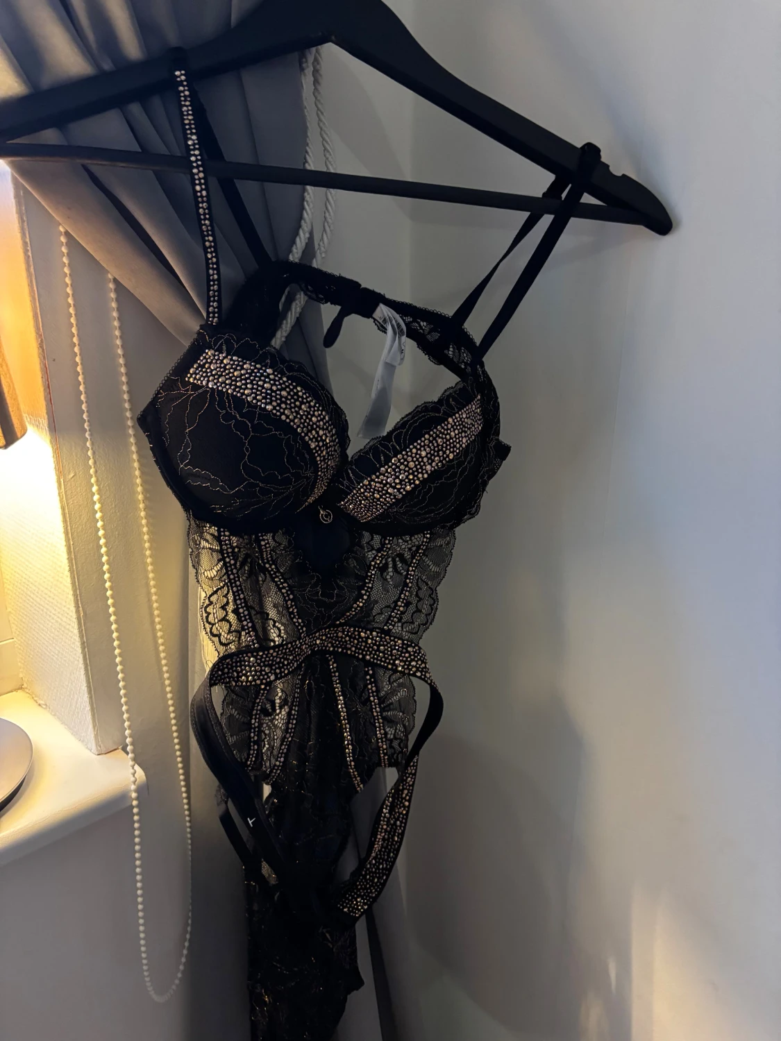 Svart spetsbody med paljettdetaljer