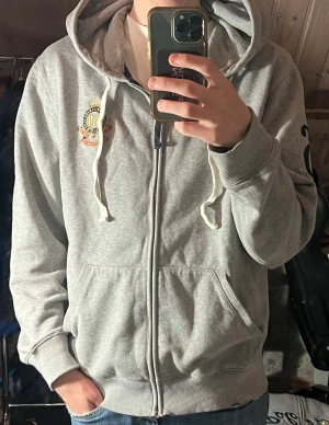 Morris zip hoodie - Säljer denna riktigt snygga Morris hoodien i storlek L. Den är i bra skick utan defekter. Bara att skriva över frågor och funderingar.