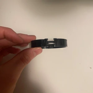Hermes armband bracelet  - Helt ny.                                                                                                                             Skriv privat vid fler frågor.