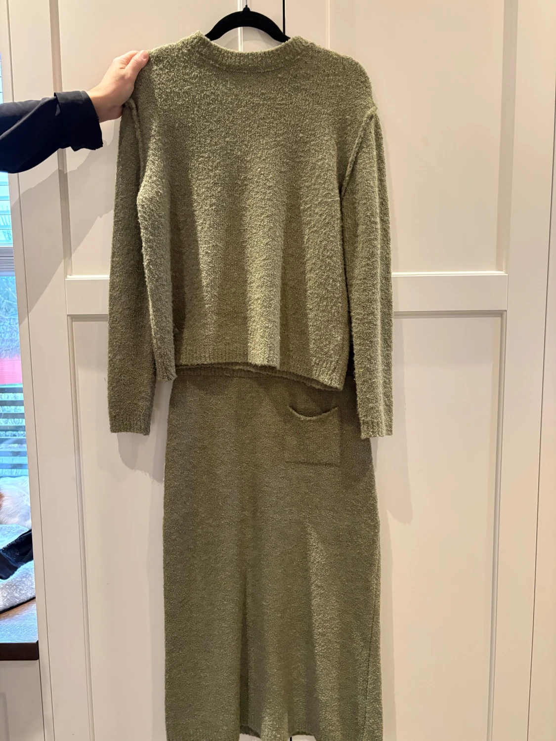 Set i olivgrönt med stickad tröja och kjol