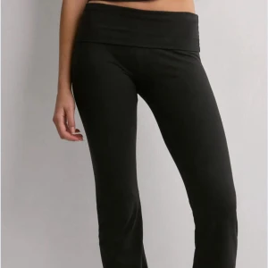 Yoga pants från Nelly  - Den har massa hål vid benen fast det syns inte när man har på sig dem. 