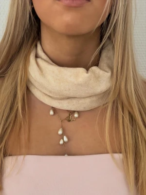 Kashmir buff - sand - Beige Kashmir buff🤎Sand🌅Det finns ett begränsat antal så hör gärna av dig innan du köper. Mått: 40 höjd, 23 bredd (rakt över)💞buffen är stretchig och går lätt att vika ner