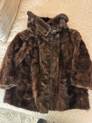 Pälsjacka  - Säljer min underbara mink pälsjacka!🤎 Den skiftar i en bruna färger och är så fin nu till vintern och även på hösten! Det är en kort modell med trekvarts ärmar. Man kan reglera kragen så antingen har man den uppe (som på bilden) eller så kan man också vika ner den!  Säljer den då jag har för mycket jackor 🥲 kan tänka mig gå ner i pris vid snabb affär 