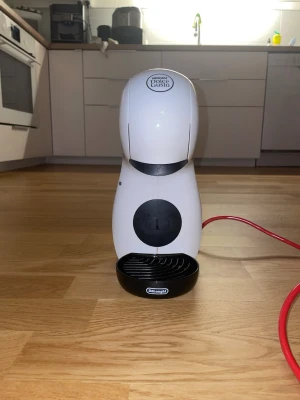 Nescafè Dolce Gusto kaffemaskin - Fungerar felfritt! Det finns lite kalk på behållaren men detta kan tvättas bort med anti-kalk behandling, Perfekt julklapp till en kaffeälskare. Till denna maskiner måste speciella kapslar användas, de måste vara specifikt tillverkade för denna modell av kaffemaskin och kapslarna kan lätt hittas online för att köpa. Skriv om du har några frågor. Skickas omgående. 