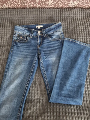 Blå bootcut jeans från Gina Tricot - Blå jeans från Gina Tricot i storlek 158. Använt några gånger men ser nya ut 💗 Säljer då de har blivit för korta. 
