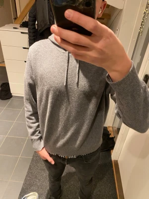 Grå hoodie i kashmir från Sayless - Mjuk och stilren grå hoodie från Sayless i lyxig kashmir. Tröjan tvättas för hand. Ställ frågor om ni har. 