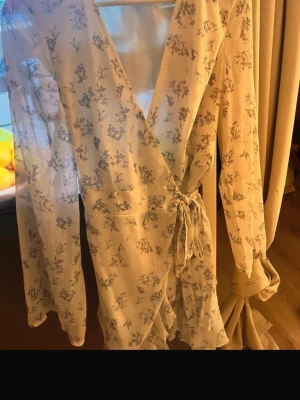 sommarklänning - säljer nu min favvoklänning, perfekt för alla sommardagar eller vilka dagar man nu vill. den är ganska kort men ändå lagom för den är sååå fin, VILL BLI AV MED DEN FORT!