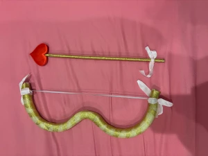 Cupids bow  - Cupids bow för utklädnad. Pil med hjärtformad spets. 