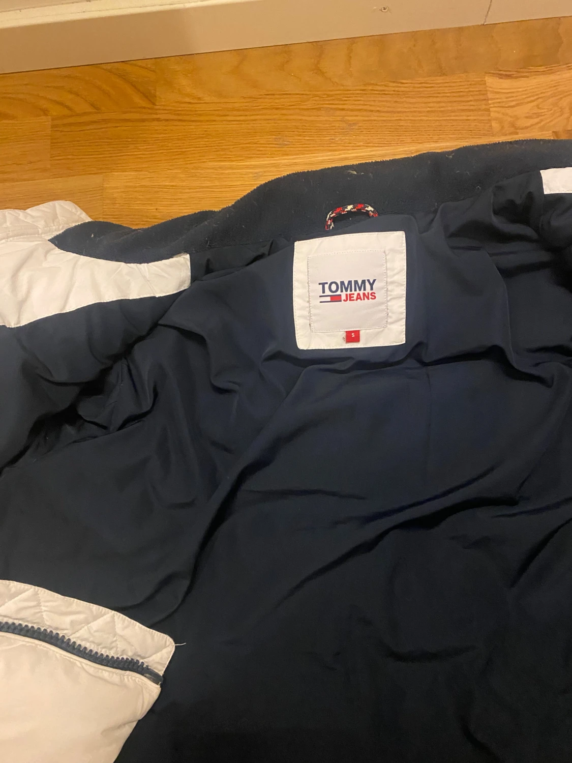 Vit pufferjacka från Tommy Jeans - 3