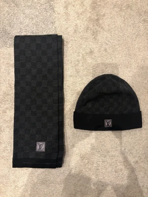 Louis Vuitton mössa och halsduk - Väldigt bra skick, säljer helst tsm men går att köpa separat. Kontakta gärna vid frågor