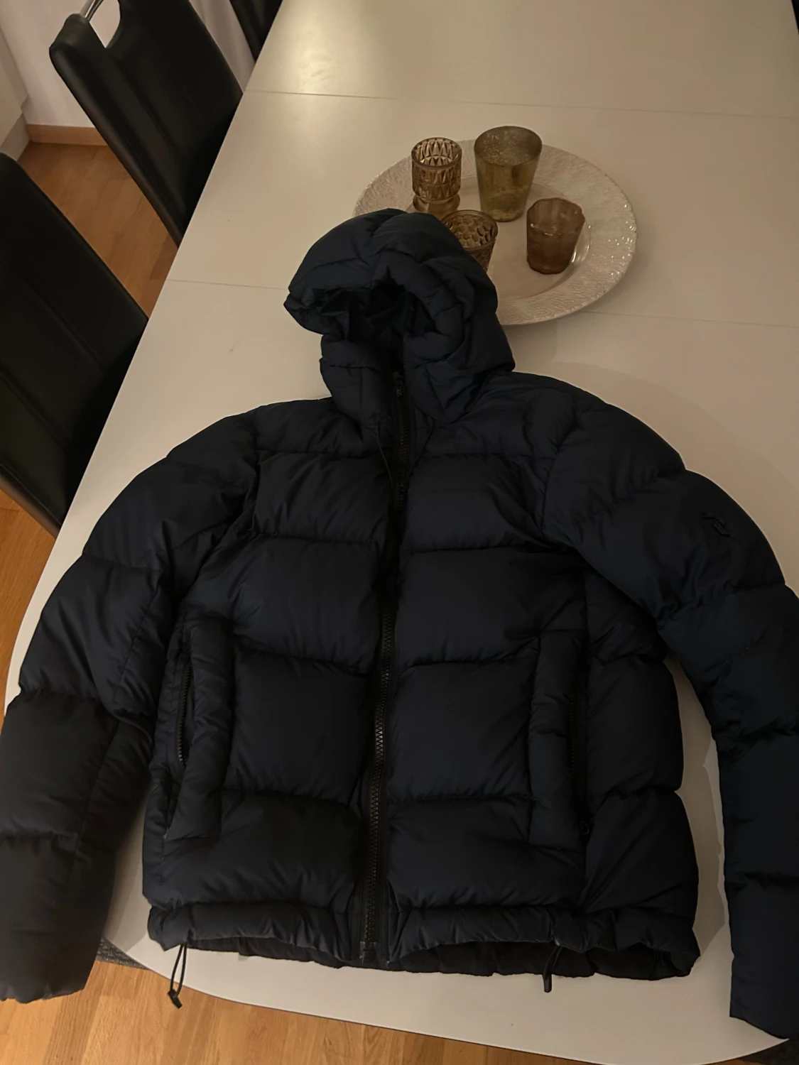 Mörkblå pufferjacka från Peak Performance  - 1