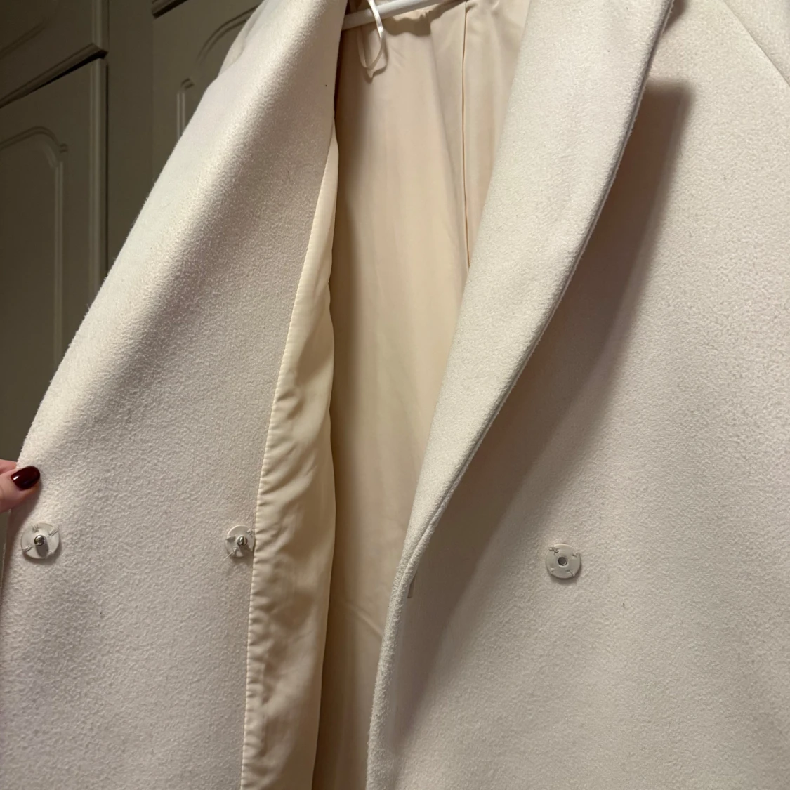 Ljusbeige kappa med knappar - 2
