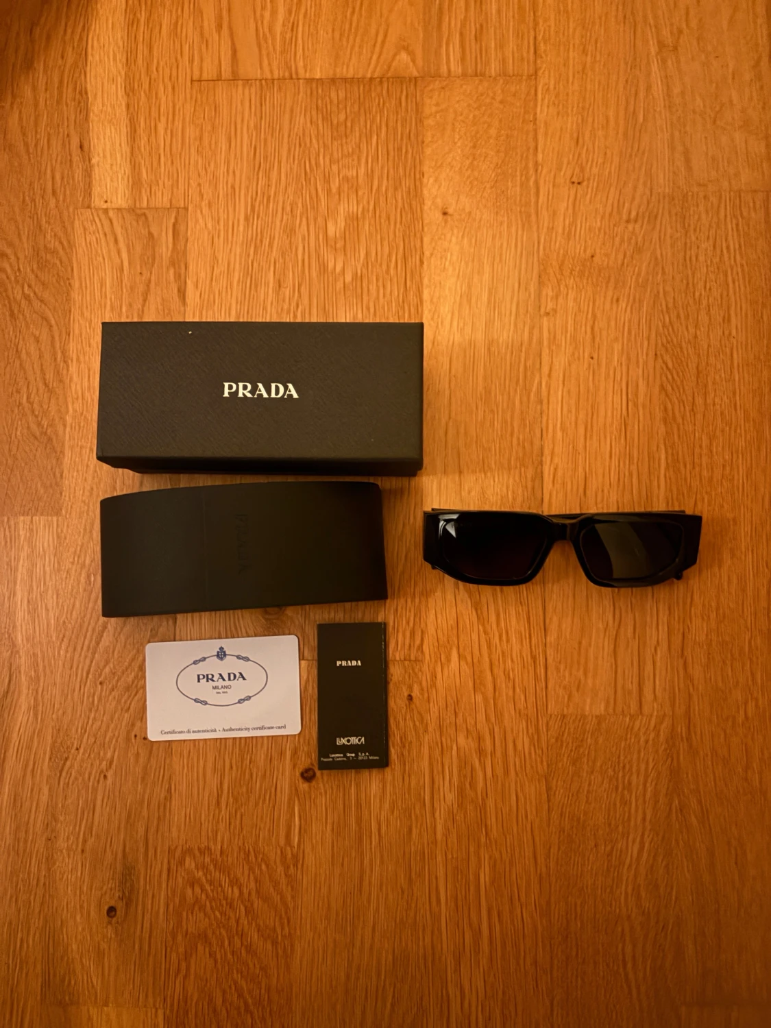 Svarta solglasögon från Prada