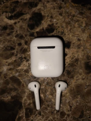 Apple AirPods  - Säljer ett par Apple AirPods. Utan orginal box. Fungerar felfritt. Betalning sker innan jag fraktar. (köparen står för frakten). Fler bilder kan tas vid begäran.  (kommer inte gå under 300kr)