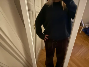 Mörkblå stickad tröja i loose fit - Säljer en mörkblå stickad tröja med rund hals och långa ärmar. Den ör super mjuk och tjock perfekt i kylan!💖