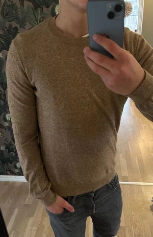 Beige stickad tröja Oscar Jacobson - Snygg beige stickad tröja från Oscar Jacobson i storlek S. Knappt använd och ett mycket fint skick. Priset är inte hugget i sten hör av dig vid fundering 🙌