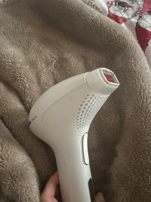 Philips Lumea Prestige IPLsc2009 - Philips Lumea Prestige IPL hårborttagningsapparat med flera utbytbara munstycken. Enheten är i gott skick med synliga knappar och inställningar. Perfekt för smidig och långvarig laser hårborttagning hemma. Inga  defekter eller slitage på bilderna. Sladdlös Laddare medföljer ej, nypris 5999 tre munstycken medföljer för olika områden att lasra