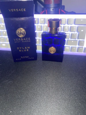 Versace Dylan Blue 50ml EdT - Versace pour homme Dylan Blue, Eau de Toilette 50 ml. En snygg och modern doft i en stilren blå flaska med guldiga detaljer. Perfekt för dig som vill sticka ut med en ikonisk look. 20ml kvar