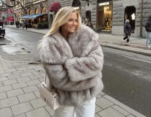 Grå pälsjacka💋 - Säljer en fluffig och oversized pälsjacka i ljusgrå ton som är helt perfekt nu inför vintern då den är snygg men på samma gång supervarm och mysig. Jackan har en riktigt lyxig look och är super trendig just nu! Stl: S/M