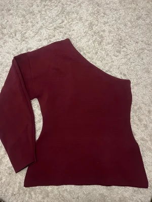 vinröd zara topp - fin topp från Zara, aldrig använd så ny utan prislapp 