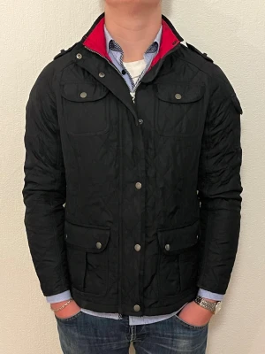 Barbour quiltad jacka  - Hej jag säljer en otroligt unik quiltad jacka ifrån Barbour. Väldigt fin mörk färg perfekt grym passform. För dig som vill hålla dig extra stilig med något varmt undertill. Nypris ≈ 4000kr Mitt pris endast 1299kr. Skick: 9/10 Inga defekter Storlek M. Modellen är 180, väger 78kg. längd:68cm bröstvidd:50cm bottenvidd: 55cm ärmlängd: 60cm. Skriv gärna om du vill ha fler bilder eller har frågor!