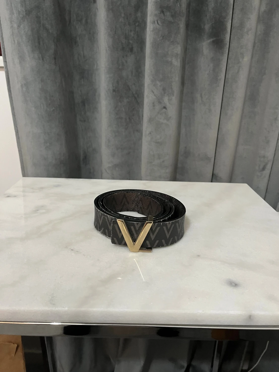 Svart skinnbälte med V-spänne