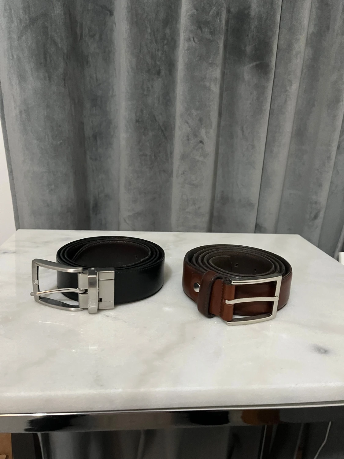 Svart och brunt skärp i skinn