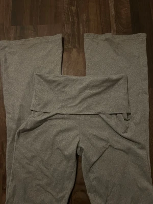 Grå yogga pants - Lowkey högmidjade men annars kan man vika ner de